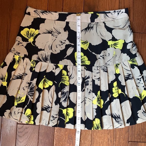 Cute Banana Republic skirt - Picture 3 of 4